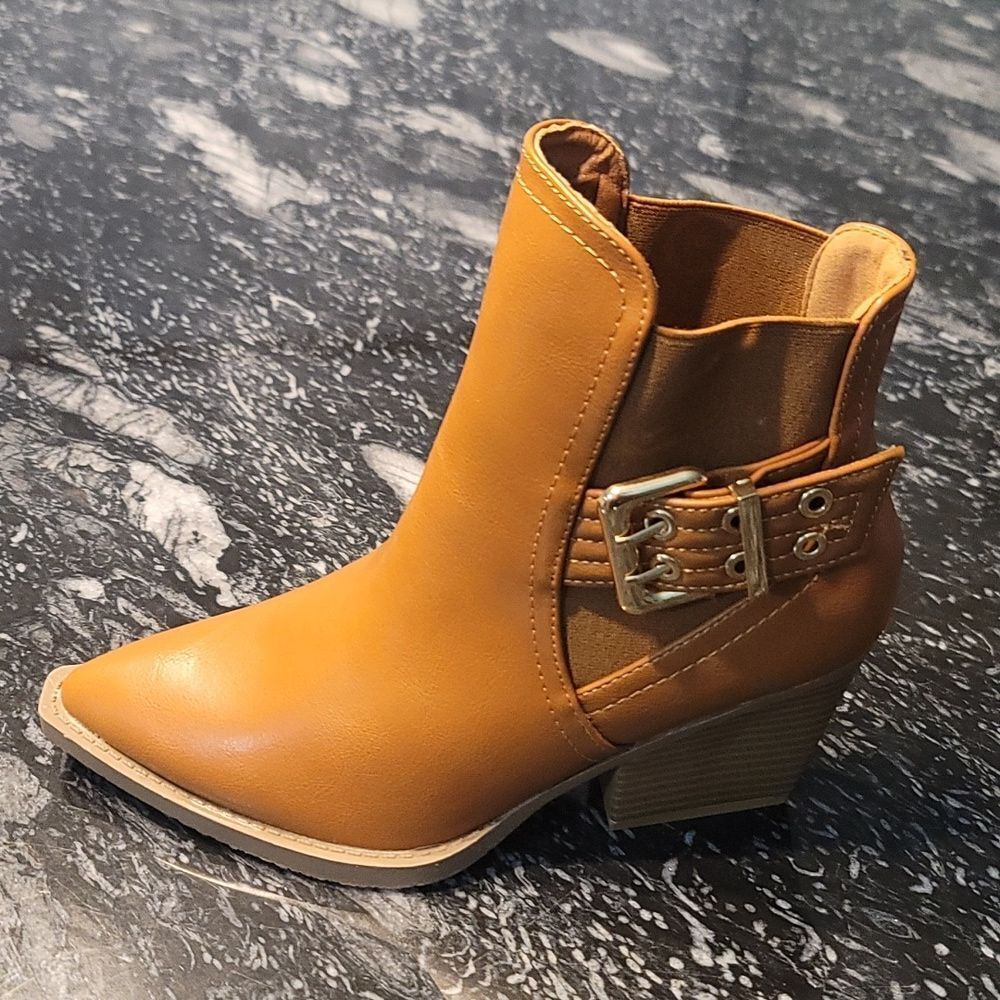 BRAND NEW FOREVER POINTED TOE PULL-ON STYLE BOOT